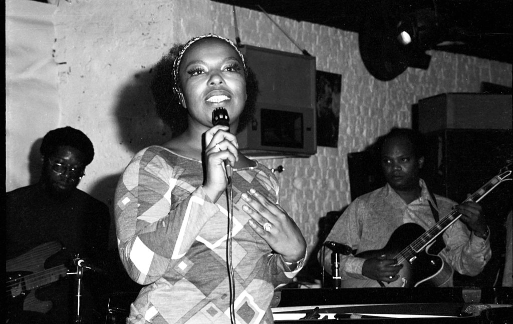 Roberta Flack,  Ronnie Scott's , Soho, London, 1972. Artist: Brian O'Connor. (Photo by Jazz Services/Heritage Images/Getty Images)